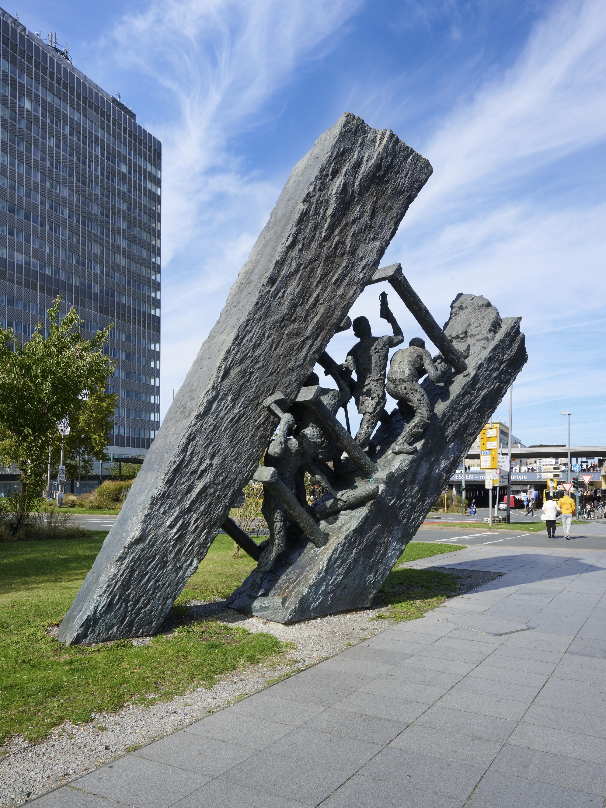 Ein Foto der Bronzeskulptur "Steile Lagerung" von Max Kratz (1985-89)